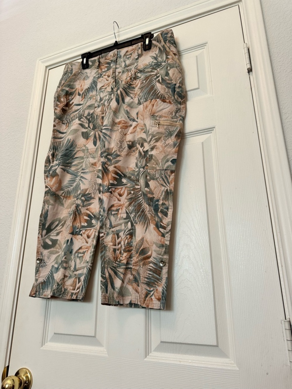 New Chico's Size 2 (US 12) Tropical Leaf Print Capri Cargo Pants - Picture 3 of 10